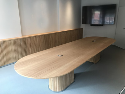 XXL Konferenztisch mit Kabeltank und Wandverkleidung Eiche