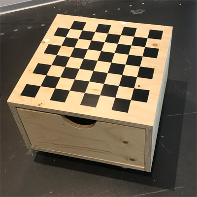 Beleuchtete Silhouette als Wandverkleidung mit integriertem Bildschirm Spieltisch Panorama, Spielinsel, Klimmzugstangen