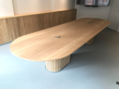 XXL Konferenztisch mit Kabeltank und Wandverkleidung Eiche